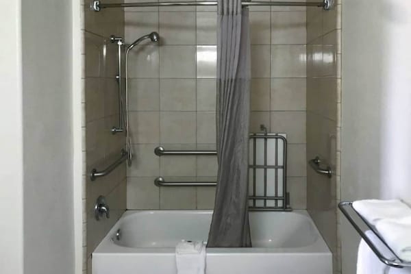 Foto van 2 tweepersoonsbedden | Roken toegestaan, koelkast aanwezig - Facilities