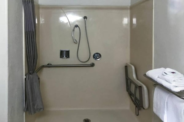 Foto van 2 tweepersoonsbedden | Roken toegestaan, koelkast aanwezig - Facilities