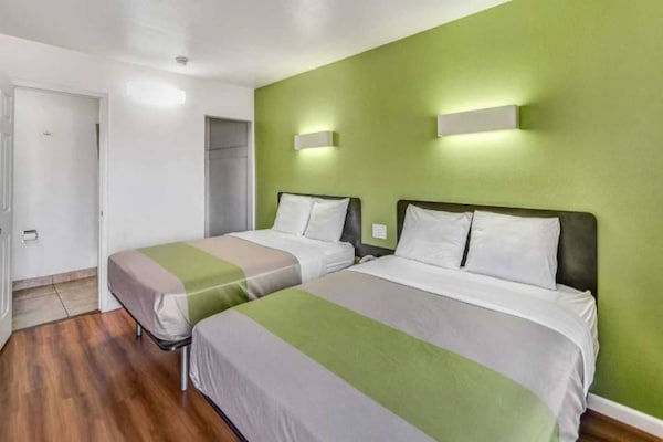 Foto van 2 tweepersoonsbedden | Roken toegestaan, koelkast aanwezig - BedRoom