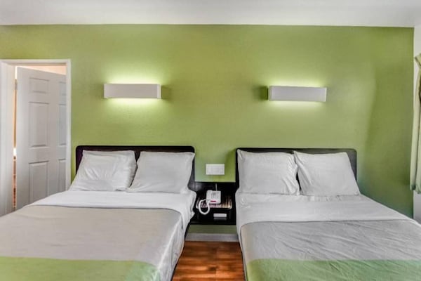 Foto van 2 tweepersoonsbedden | Roken toegestaan, koelkast aanwezig - BedRoom
