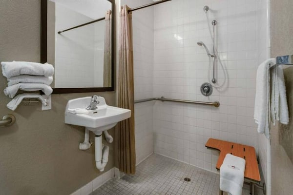 Foto van 1 tweepersoonsbed | Mobiele accessoires | Badkuip | NSMK | Koelkast - BathRoom