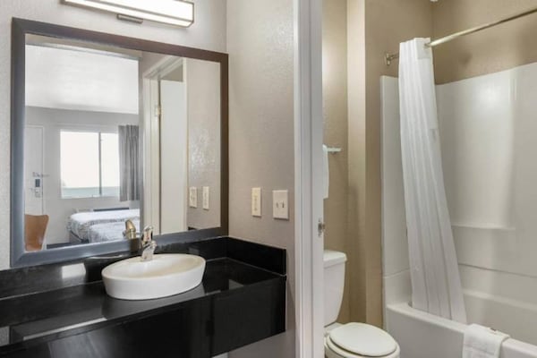 Foto van 1 tweepersoonsbed | Mobiele accessoires | Badkuip | NSMK | Koelkast - BathRoom