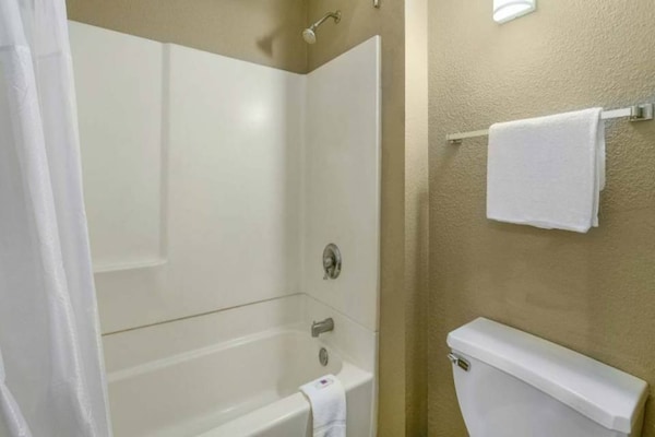 Foto van 1 tweepersoonsbed | Mobiele accessoires | Badkuip | NSMK | Koelkast - BathRoom