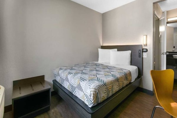 Foto van 1 tweepersoonsbed | Mobiele accessoires | Badkuip | NSMK | Koelkast - BedRoom