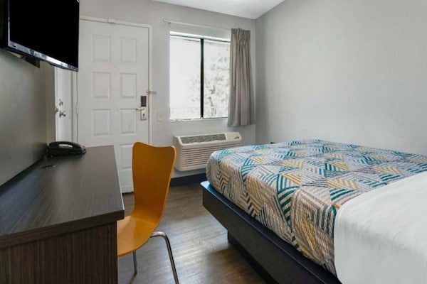 Foto van 1 tweepersoonsbed | Mobiele accessoires | Badkuip | NSMK | Koelkast - BedRoom