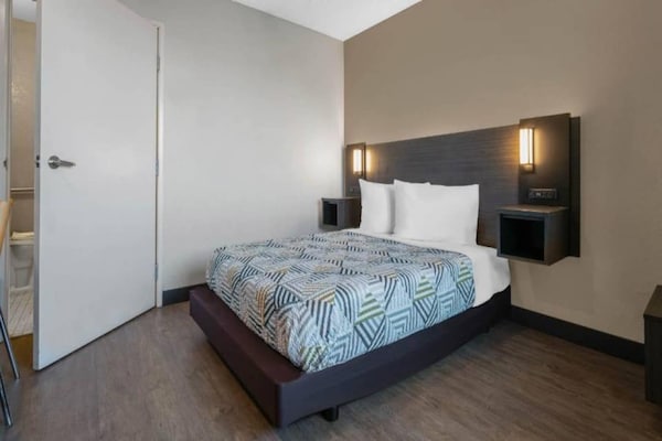 Foto van 1 tweepersoonsbed | Rolstoeltoegankelijk bad (Nsmk), Koelkast - BedRoom