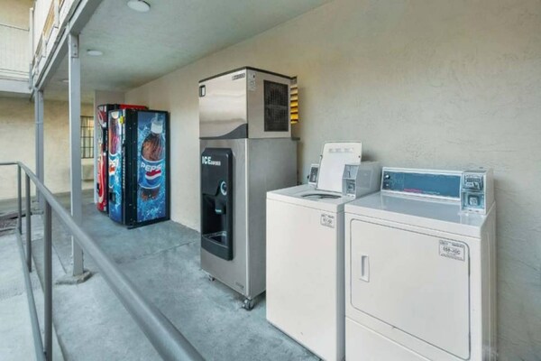 Foto van 1 tweepersoonsbed | Rolstoeltoegankelijk bad (Nsmk), Koelkast - Facilities