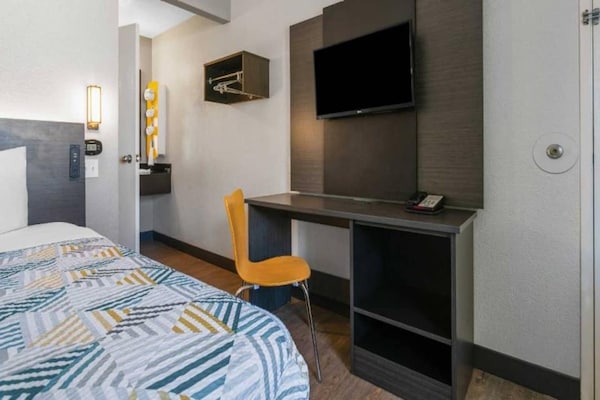 Foto van 1 tweepersoonsbed | Rolstoeltoegankelijk bad (Nsmk), Koelkast - BedRoom