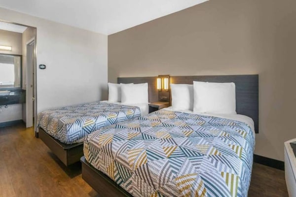 Foto van 2 tweepersoonsbedden | Suite, rokersgedeelte, koelkast - BedRoom