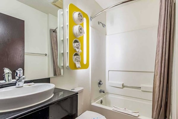 Foto van 2 tweepersoonsbedden (queensize) | Rookvrij - Vakantiehuis in Indianapolis IN - BathRoom