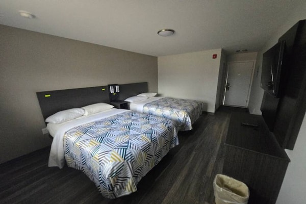 Foto van 2 Queensize Bedden | Ns | Keuken - Vakantiehuis in East Windsor - BedRoom
