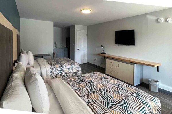 Foto van 2 Queensize Bedden | Ns | Keuken - Vakantiehuis in East Windsor - BedRoom