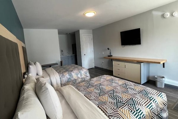 Foto van 2 Queensize Bedden | Ns | Keuken - Vakantiehuis in East Windsor - BedRoom