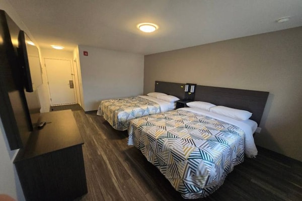 Foto van 2 tweepersoonsbedden | Rookvrij - Vakantiehuis in East Windsor - BedRoom