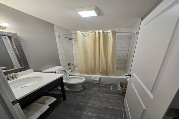 Foto van 2 tweepersoonsbedden | Rookvrij - Vakantiehuis in East Windsor - BedRoom