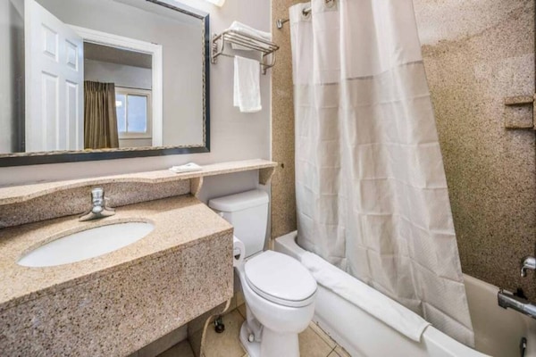 Foto van 1 tweepersoonsbed | Rookvrij - Vakantiehuis in Toms River - BathRoom