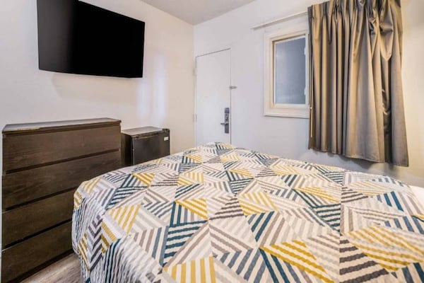 Foto van 1 tweepersoonsbed | Mobiliteit | Douche | Nsmk - Vakantiehuis in Toms River - BedRoom