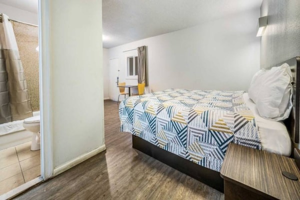 Foto van 1 tweepersoonsbed | Mobiliteit | Douche | Nsmk - Vakantiehuis in Toms River - BedRoom