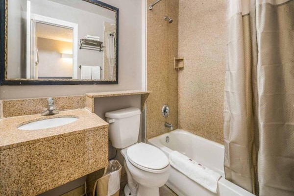 Foto van 1 tweepersoonsbed | Mobiliteit | Douche | Nsmk - Vakantiehuis in Toms River - BathRoom