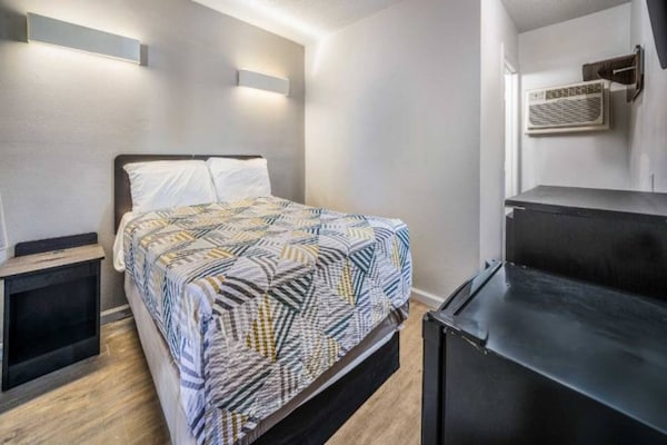 Foto van 1 tweepersoonsbed | Mobiliteit | Douche | Nsmk - Vakantiehuis in Toms River - BedRoom