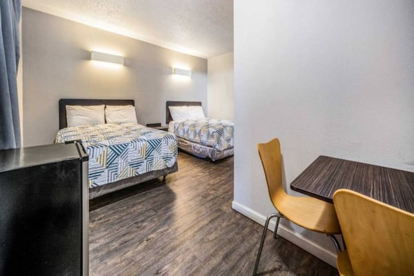Foto van 2 tweepersoonsbedden | Rookvrij - Vakantiehuis in Toms River - BedRoom
