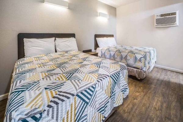 Foto van 2 tweepersoonsbedden | Rookvrij - Vakantiehuis in Toms River - BedRoom