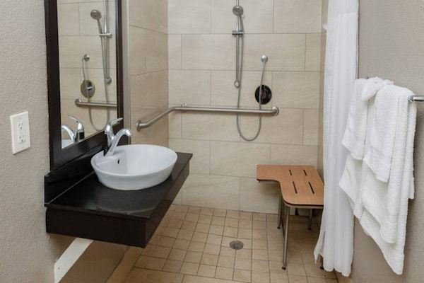 Foto van 1 tweepersoonsbed (queensize) | Rookvrij, minikoelkast - BathRoom