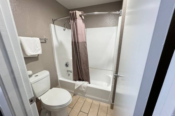 Foto van 1 tweepersoonsbed (queensize) | Rookvrij, minikoelkast - Facilities