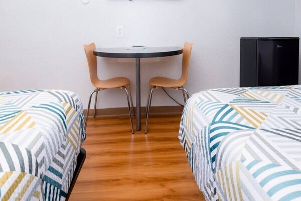 Foto van 2 tweepersoonsbedden | Rookvrij, minikoelkast - Vakantiehuis in ONTARIO - BedRoom