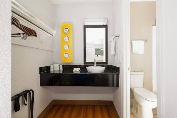 Foto van 2 tweepersoonsbedden | Rookvrij, minikoelkast - Vakantiehuis in ONTARIO - BathRoom