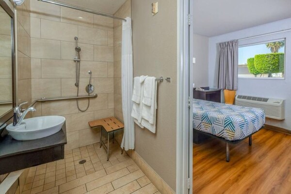 Foto van 2 tweepersoonsbedden | Rookvrij, minikoelkast - Vakantiehuis in ONTARIO - BathRoom