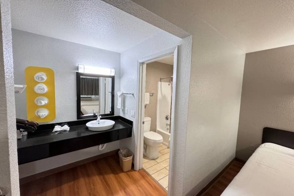 Foto van 2 tweepersoonsbedden | Rookvrij, minikoelkast - Vakantiehuis in ONTARIO - Facilities