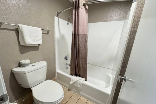 Foto van 2 tweepersoonsbedden | Rookvrij, minikoelkast - Vakantiehuis in ONTARIO - Facilities