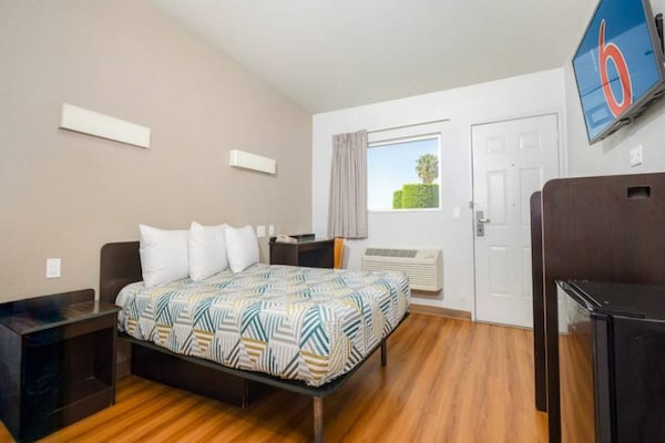 Foto van 2 tweepersoonsbedden | Rookvrij, minikoelkast - Vakantiehuis in ONTARIO - BedRoom