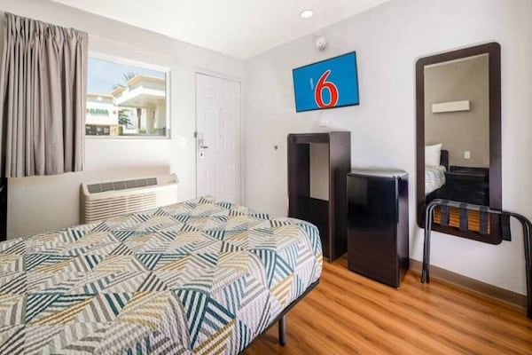 Foto van 2 tweepersoonsbedden | Rookvrij, minikoelkast - Vakantiehuis in ONTARIO - BedRoom