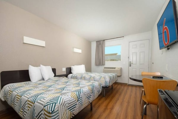 Foto van 2 tweepersoonsbedden | Rookvrij, minikoelkast - Vakantiehuis in ONTARIO - BedRoom