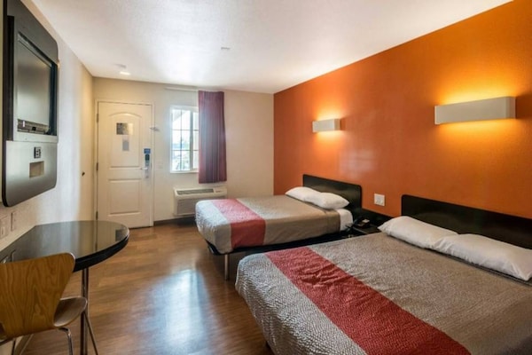 Foto van 2 tweepersoonsbedden | Micfridge - Vakantiehuis in Bell Gardens - BedRoom