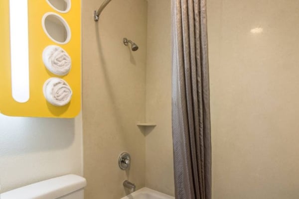 Foto van 2 tweepersoonsbedden | Micfridge - Vakantiehuis in Bell Gardens - BathRoom