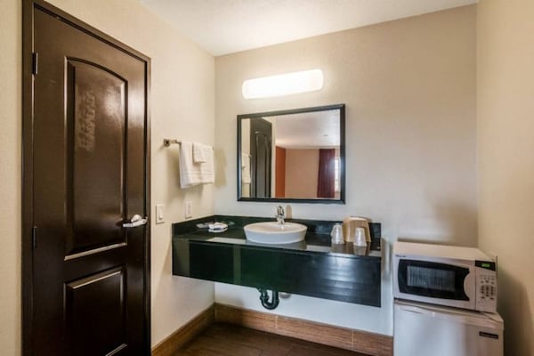 Foto van 2 tweepersoonsbedden | Micfridge - Vakantiehuis in Bell Gardens - BathRoom