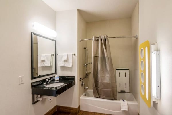 Foto van 2 tweepersoonsbedden | Micfridge - Vakantiehuis in Bell Gardens - BathRoom