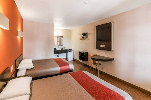 Foto van 2 tweepersoonsbedden | Micfridge - Vakantiehuis in Bell Gardens - BedRoom