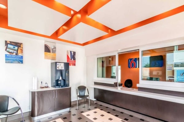 Foto van 2 tweepersoonsbedden | Micfridge - Vakantiehuis in Bell Gardens - FloorPlan