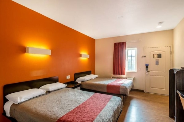 Foto van 2 tweepersoonsbedden | Micfridge - Vakantiehuis in Bell Gardens - BedRoom