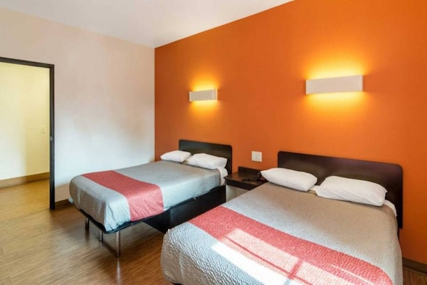 Foto van 2 tweepersoonsbedden | Micfridge - Vakantiehuis in Bell Gardens - BedRoom