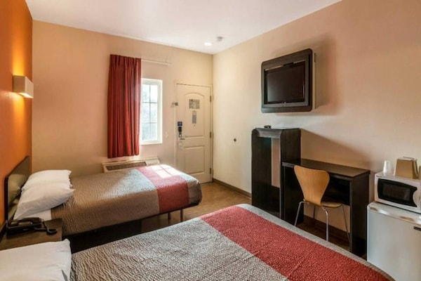 Foto van 2 tweepersoonsbedden | Micfridge - Vakantiehuis in Bell Gardens - BedRoom