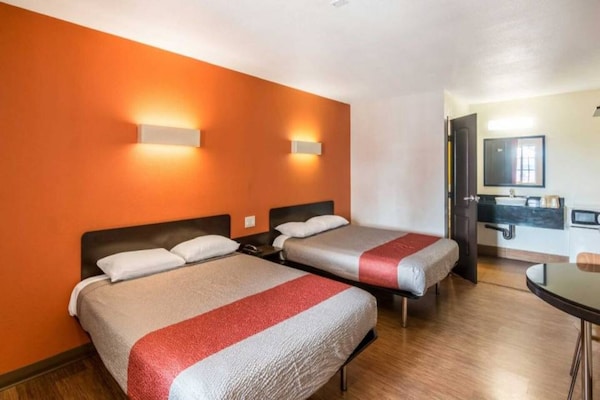 Foto van 2 tweepersoonsbedden | Micfridge - Vakantiehuis in Bell Gardens - BedRoom