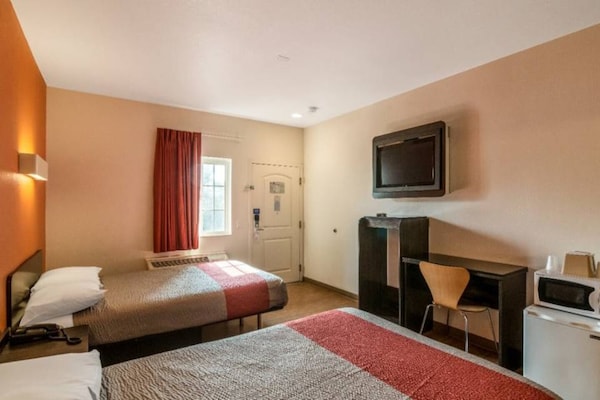 Foto van 2 tweepersoonsbedden | Micfridge - Vakantiehuis in Bell Gardens - BedRoom