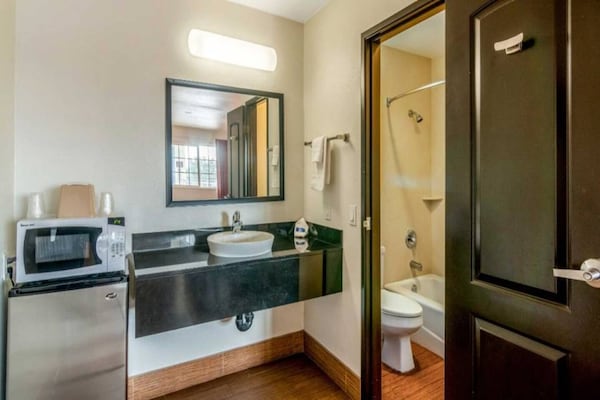 Foto van 1 kingsize bed | Roken toegestaan, koelkast aanwezig - BathRoom