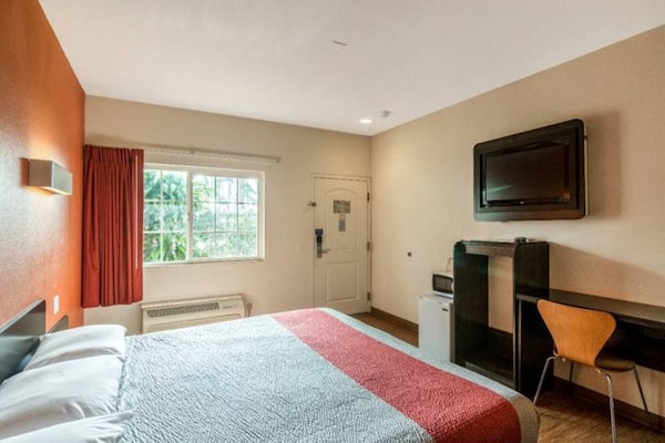 Foto van 1 kingsize bed | Roken toegestaan, koelkast aanwezig - Facilities