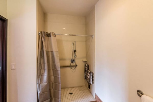 Foto van 1 kingsize bed | Roken toegestaan, koelkast aanwezig - Facilities
